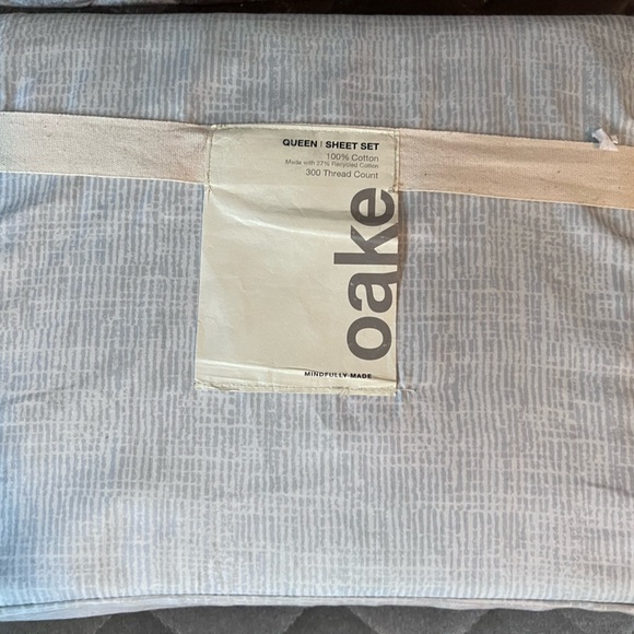 oake Other - 1 flat sheet
1 fitted  sheet
2 standard pillow
100% cotton